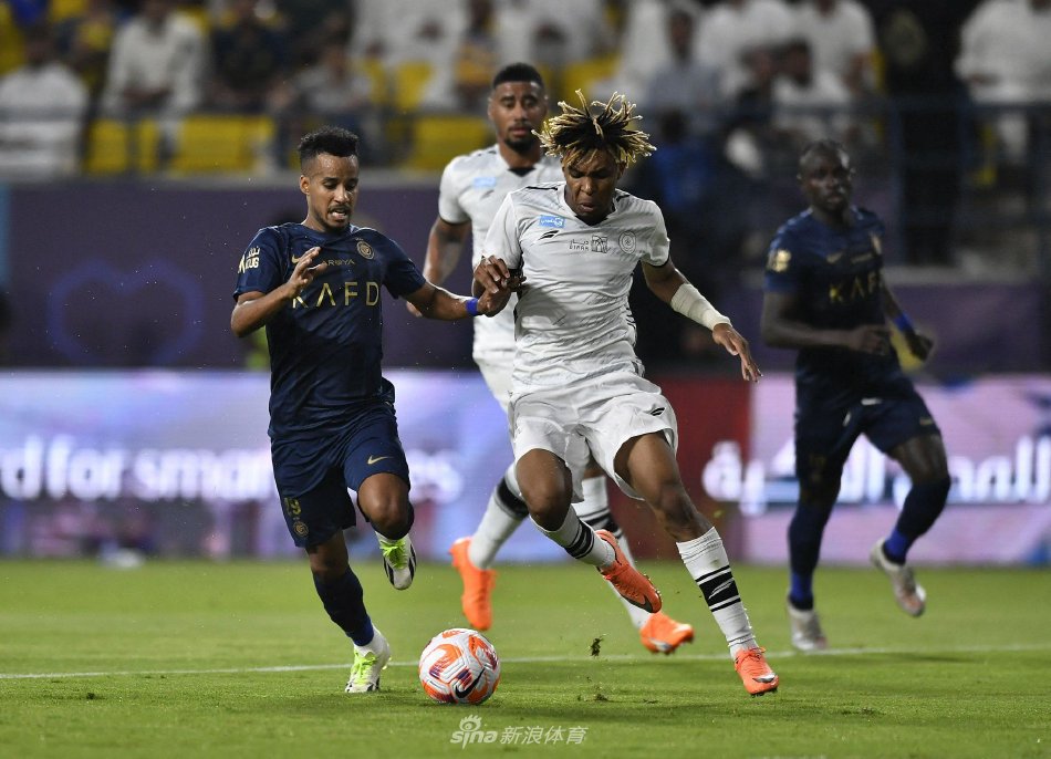 足球背后的 足球背后的